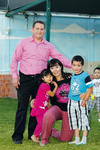 DE FIESTA.  Estefanía en su fiesta de cumpleaños con sus papás, Ulises Rivera y Gaby Morales, y su hermanito Héctor Isaac.
