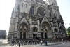 Dolientes se congregaron afuera de la Catedral de San Juan el Divino, en Manhattan para para entrar al funeral.