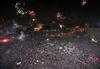 Aún ya caída la noche, la emblemática plaza Tahrir, que había sido el centro de concentración de las protestas, se veía repleta de gente que celebraba el anuncio del Ejército.