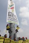 Los activistas de Greenpeace escalaron el asta bandera ubicada en el Zócalo capitalino para desplegar una manta contra los productos transgénicos.
