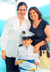 NIñA  Natalia Huerta Favela con su mamá Wendy y su abuelita Fátima en un festejo de bandas de guerra de kínder.