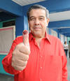 El alcalde de Lerdo, Roberto Carmona acudió a votar a su casilla correspondiente.