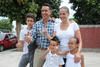 El ex alcalde de Torreón, Guillermo Anaya acudió a votar en compañía de su familia.