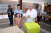 El ex alcalde de Torreón, Guillermo Anaya acudió a votar en compañía de su familia.