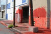 En la casilla del Colegio Patriot, se registró un incidente ya que se pintó la fachada de rojo y se encontraron vísceras frente al camellón.