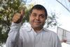 A temprana hora, el alcalde de Torreón, Eduardo Olmos Castro, acudió a emitir su voto en la casilla instalada en el Instituto Cumbres del Fraccionamiento El Fresno.