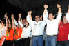 Las reacciones de los candidatos en la Comarca Lagunera tras los resultados electorales. Miguel Ángel Riquelme proclamó su triunfo en la elección de alcalde junto a miembros de su planilla.