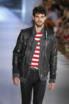 Modelo luce una creación de la firma Mango en el 080 Barcelona Fashion.