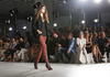 Mango presentó también moda masculina durante su desfiles.