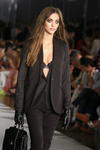 Modelo luce una creación de la firma Mango en el 080 Barcelona Fashion.