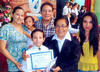 NIñO  Fernando Antonio Padilla Saucedo, recibió reconocimiento por obtener el promedio más alto de 3er. grado. Lo acompañan su familia y Josefina Sor Carmen Rubio.