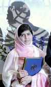 La ONU rindió homenaje a la niña "más valiente del mundo", la joven paquistaní Malala Yousafzai, quien celebró su decimosexto cumpleaños con un inspirador discurso en el que pidió otra vez "educación para todos" y en el que defendió que la única vía para cambiar el mundo son "los libros y las plumas".