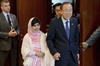 Interrumpida en varias ocasiones por los aplausos del público, entre los que se encontraban un millar de jóvenes de cien países, Malala subrayó que no está en contra de nadie, ni siquiera de los talibanes, y aseguró que incluso si tuviera una pistola y estuviera frente a la persona que le atacó "no dispararía".