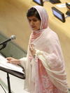 Interrumpida en varias ocasiones por los aplausos del público, entre los que se encontraban un millar de jóvenes de cien países, Malala subrayó que no está en contra de nadie, ni siquiera de los talibanes, y aseguró que incluso si tuviera una pistola y estuviera frente a la persona que le atacó "no dispararía".