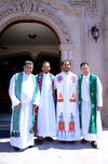 MISA DE ORDENACIóN.  Padre Juan Pablo Romero en compañía de sacerdotes en la Parroquia de Los Ángeles.