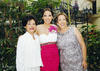 LA BELLA  novia acompañada de las organizadoras de la bonita celebración, Sra. Blanca Carmona de Aguirre y Sra. Yolanda Villarreal de Montañez.