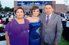 LA BELLA  novia acompañada de las organizadoras de la bonita celebración, Sra. Blanca Carmona de Aguirre y Sra. Yolanda Villarreal de Montañez.