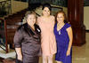 Claudia con las organizadoras de su despedida de soltera: su mamá Sra. Aurora Zapata y su futura suegra Sra. Susana Ramírez.