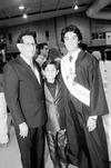 Manuel Medina Leal el día de su graduación de bachillerato del Instituto Cumbres. En la foto, lo acompañan su papá Sr. Manuel Medina Elizondo y su hermano Emanuel Medina Leal.