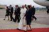 Tras los saludos oficiales, Rousseff y el Papa caminaron para que él abordara su papamóvil e hiciera un recorrido que originalmente no estaba previsto, pero que por solicitud del pontífice se realizó.