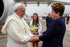 Rousseff se mostró sonriente con el pontífice e intercambiaron algunas palabras.