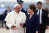 La presidenta brasileña estrechó las manos de Francisco y lo hizo sentir bienvenido en el país, el primero de Latinoamérica que visita tras haber sido elegido Papa.