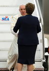 Tan pronto terminó de bajar la escalera del avión, Francisco fue recibido efusivamente por Dilma Rousseff, mandataria brasileña.