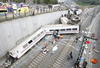 El accidente, el primero registrado en una línea de la red de alta velocidad en España, se produjo poco antes de las nueve de la noche (19:00 GMT) cuando el tren Alvia descarriló en una curva de las inmediaciones de la estación de Santiago de Compostela.