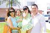 Andrea con sus papás, Pepe y Susy Baldera, y su padrino.