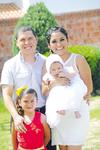 Jesús Gerardo Reyes campos con sus madrinas, Mayela y Michelle Campos.