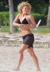 A sus 45 años de edad, Kylie Minogue aprovechó del verano para lucir su figura en traje de baño en “animal print” y no dejó pasar la oportunidad para compartir una fotografía con sus seguidores.