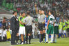 Erim Ramírez expulsó al director técnico de Santos Laguna por protestar airadamente la jugada.