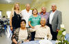 Don Carmelo  acompañado de su esposa y sus nietos: Ale, Carlos, Beto, Irene, Sandra, Cristy, Lupita, Magali, Juan David, Fernando y Sonia.