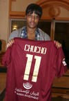 Anderson Vieira Martins del club El Jaish entregó a Liseth Chalá una camiseta autografiada por todos los jugadores del club catarí