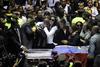 El padre de Christian da el último adiós a su hijo. (Jam Media)
