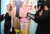 Emma Roberts y Jennifer Aniston charlan durante la presentación del estreno.