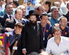Antes de tomarse la foto de familia con el muro a sus espaldas, Uzi Landau, ministro de Turismo, hizo entrega a Rosell de un certificado de "embajador de buena voluntad de Israel", mientras que el alcalde de la ciudad, Nir Barkat, se congratuló de que un equipo como el Barça se pasara por "el que es el lugar más importante del pueblo judío" y elogió esa muestra de respeto.