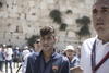 La visita al que es el lugar más sagrado para el judaísmo comenzó a media mañana bajo considerables medidas de seguridad, destinadas sobre todo a impedir una avalancha de aficionados sobre las estrellas del Barça, el equipo que cuenta con más seguidores entre israelíes y palestinos.