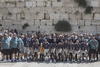 La visita al que es el lugar más sagrado para el judaísmo comenzó a media mañana bajo considerables medidas de seguridad, destinadas sobre todo a impedir una avalancha de aficionados sobre las estrellas del Barça, el equipo que cuenta con más seguidores entre israelíes y palestinos.