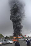 Las imágenes del suceso divulgadas por los medios kenianos muestran una enorme bola de fuego coronada por una espectacular columna de humo negro que, finalmente, ha podido ser contenida por los bomberos.