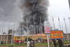 Las imágenes del suceso divulgadas por los medios kenianos muestran una enorme bola de fuego coronada por una espectacular columna de humo negro que, finalmente, ha podido ser contenida por los bomberos.
