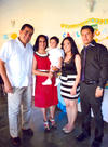 12082013 JOSHUA  Cruz con su equipo de trabajo en reciente festejo.