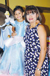 11082013 CUMPLIó TRES AñOS.  Casandra Ximena Saucedo con su mamá, Liliana Hernández del Valle.