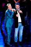 Dos amigos, dos cómplices sobre el escenario, dos representantes del pop la década de los 80 que se mantienen vigentes, Emmanuel y Mijares ofrecieron el primero de sus cuatro conciertos en el Auditorio Nacional.