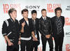 Los chicos de One Direction posaron junto a su mentor, Simon Cowell.