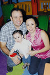 18082013 EL PEQUEñO  Alfredo en compañía de sus padres, Alfredo Herrera Galván y María Luisa Espinoza, así como sus hermanitos, Abigaíl y Javier.