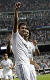 Al medio tiempo, como último gesto Raúl le regresó el gafete de capitán a Iker Casillas, ya que la segunda mitad la disputó con el Al Sadd.