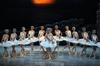 Con una gran producción escénica, en la que lucieron vestuario y telones, además del nivel que desde hace años ha caracterizado a los integrantes del Ballet de Monterrey, miles de laguneros se dieron cita en el Teatro Nazas, para disfrutar las dos funciones de "El Lago de los Cisnes".
