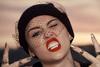 En uno de sus video musicales, Miley presumió sus dientes de oro.