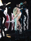 Gaga hizo un recorrido por su carrera con sus vestuarios mientras interpretaba "Applause".